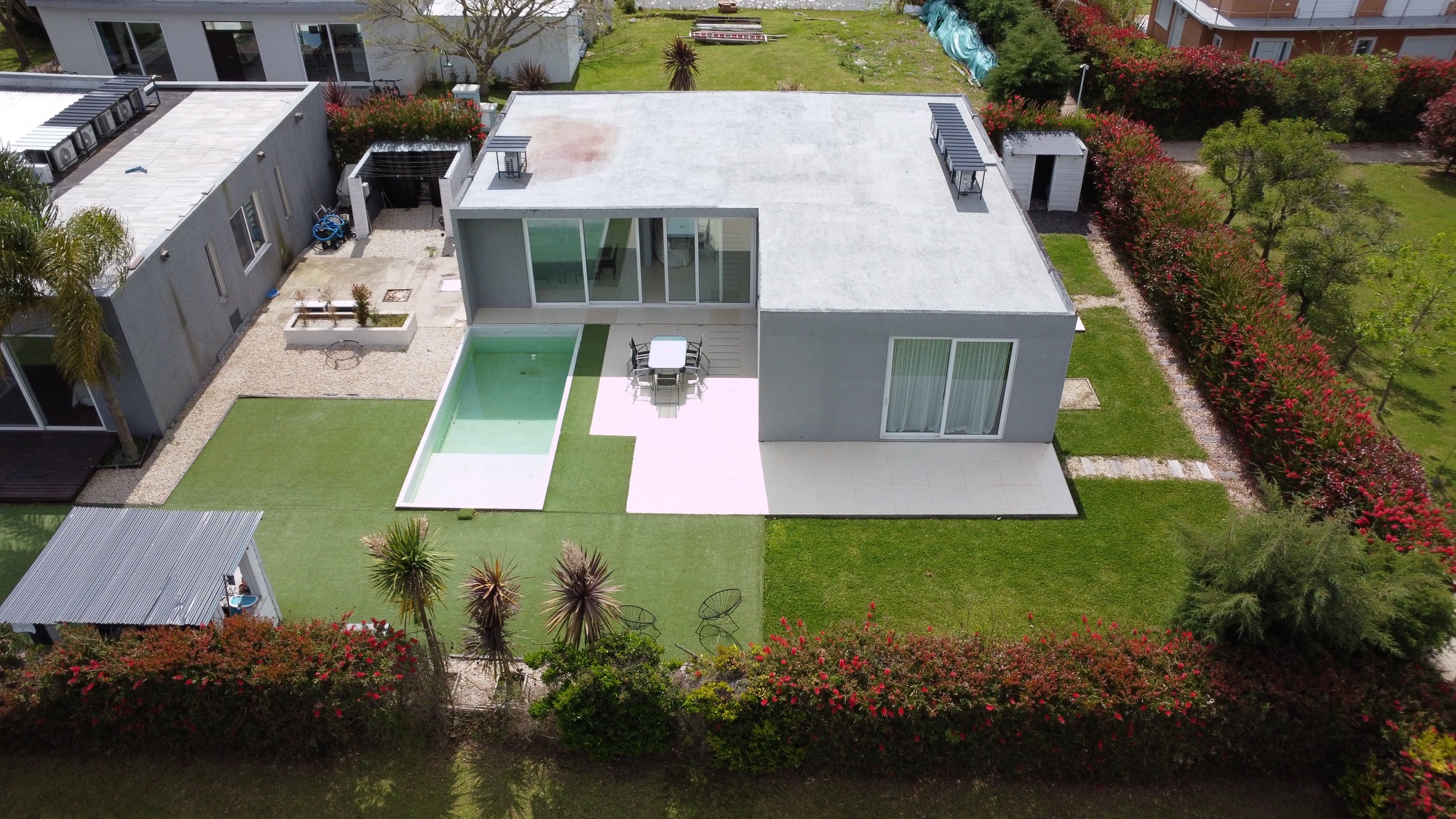 Casa de líneas rectas con pileta, vista aérea