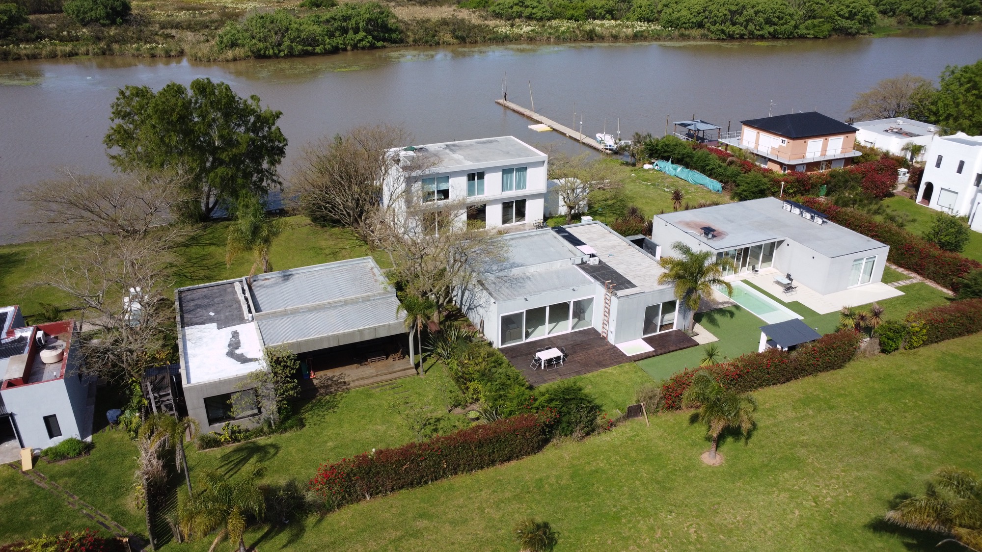 Las casas juntas sobre la costa del río, vista aérea